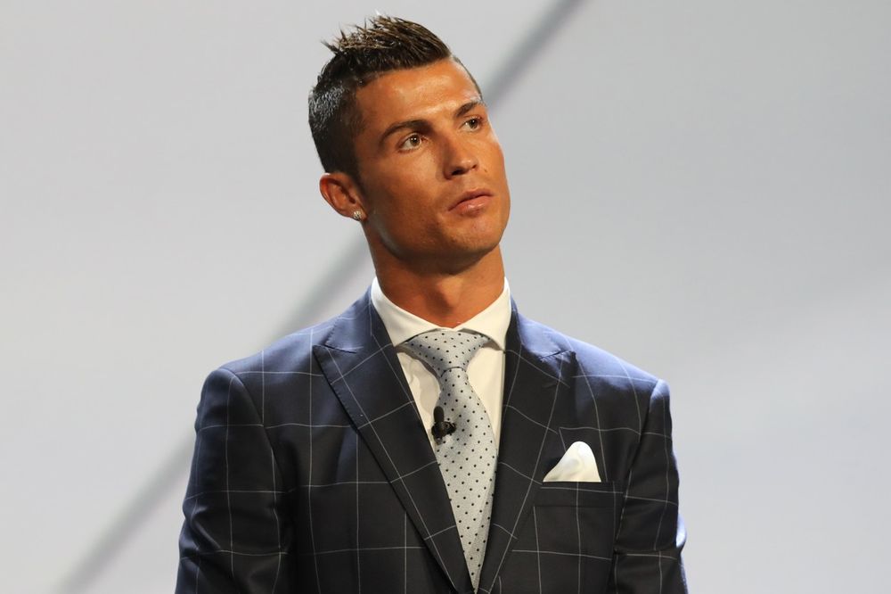 (VIDEO) PARE SE LEPE ZA NJEGA: Kristijano Ronaldo prvi milijarder fudbala!