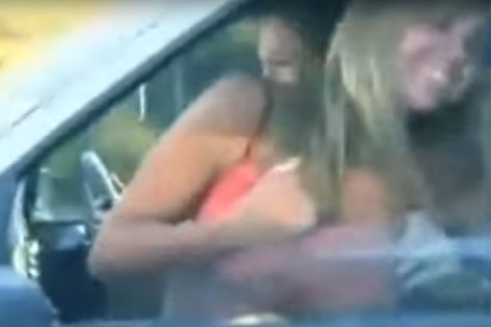 (VIDEO) SEKSI SUDAR: Grudi ove lepotice izazvale saobraćajni karambol