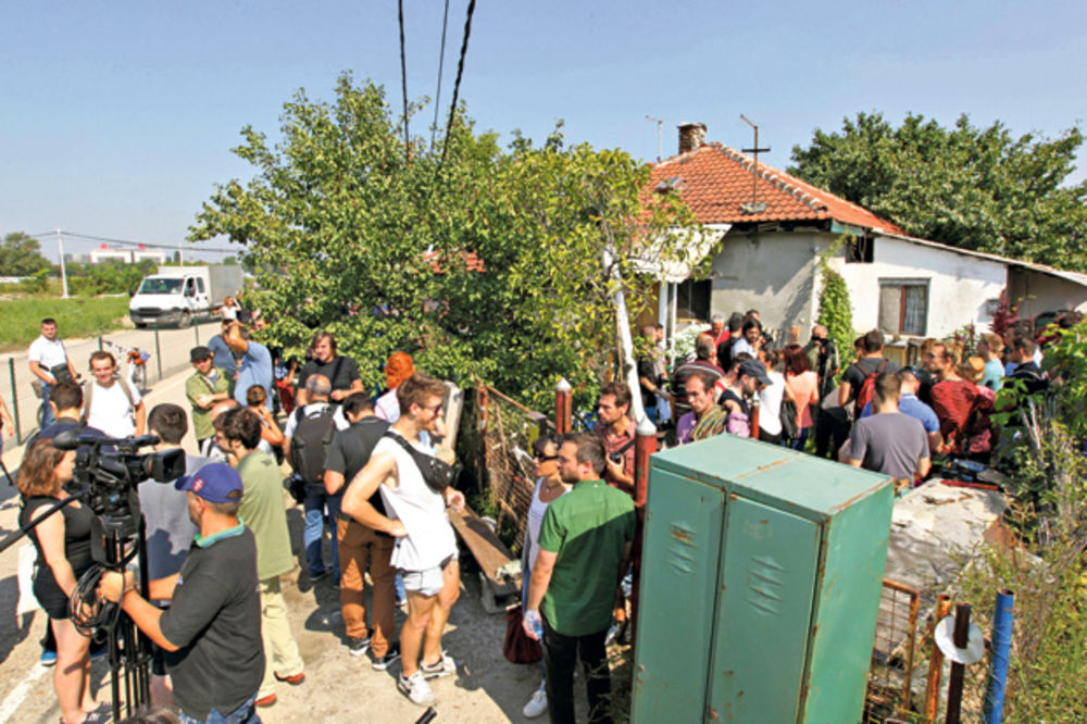 Ne da(vi)mo Beograd: Protestovali zbog iseljenja porodice na Savskom šetalištu