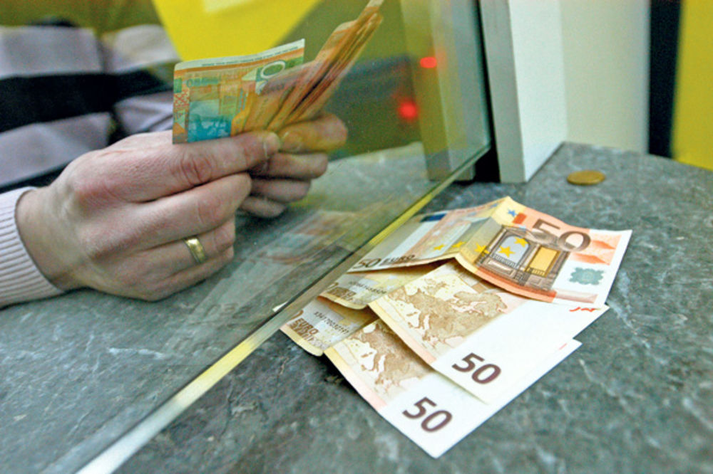 DOMAĆA VALUTA MIRUJE: Za evro danas 122,97 dinara