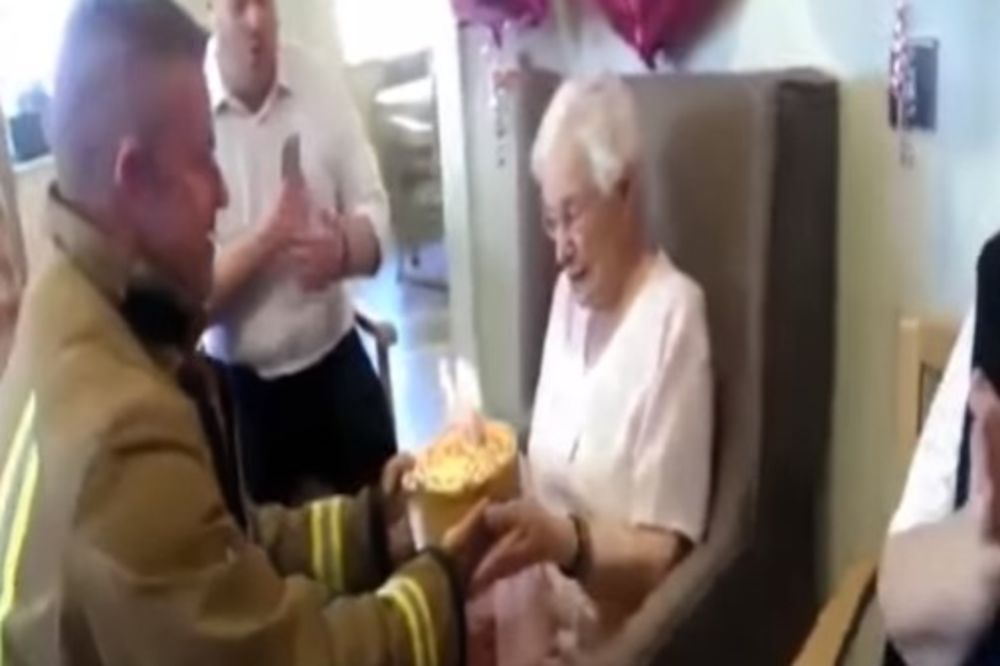 (VIDEO) NAPUNILA JE 105 GODINA: A za rođendan je poželela istetoviranog vatrogasca i...