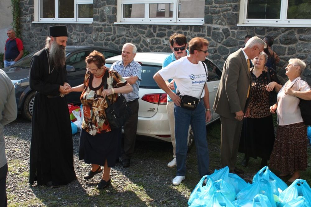 HRVATSKA: Mitropolit Porfirije podelio humanitarnu pomoć Srbima u Sisku i Glini!