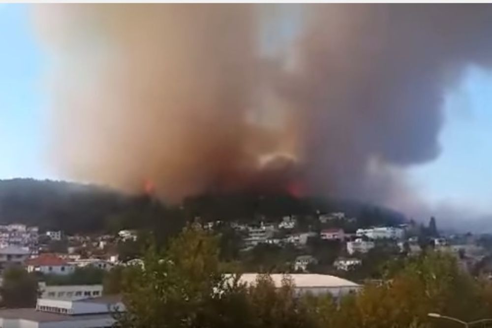 (VIDEO) POŽAR U ULCINJU POD KONTROLOM: Vatra progutala dve barake, porodice evakuisane