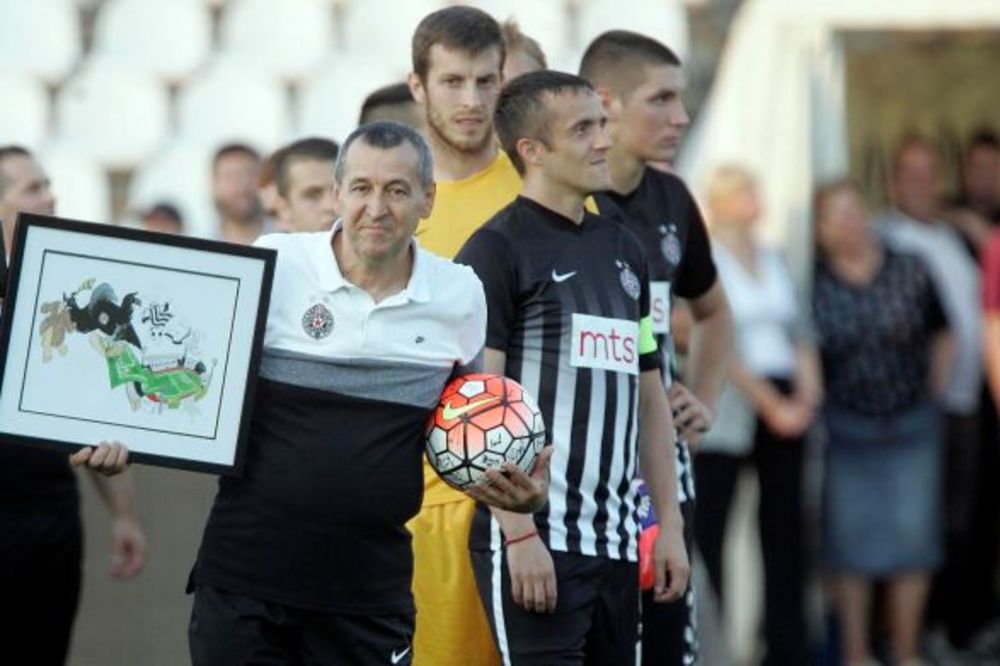 (VIDEO) OPROŠTAJ OD GAVRANA: Evo kako je Partizan ispratio čuvenog ekonoma u penziju