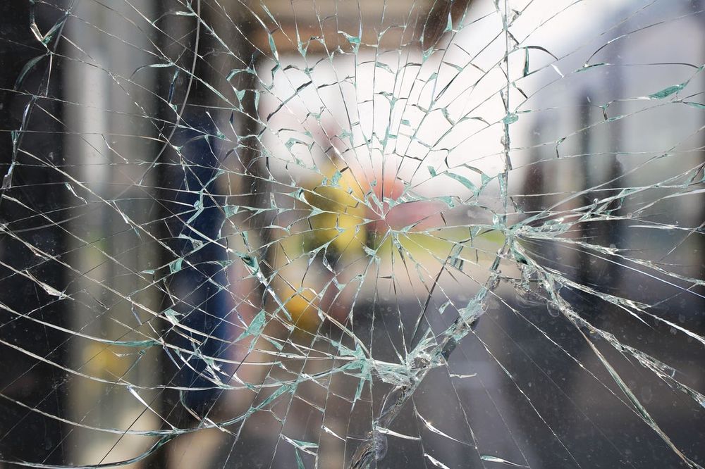 INCIDENT U TUZLI: Navijači Sarajeva polupali autobus sa fudbalerima i stručnim štabom