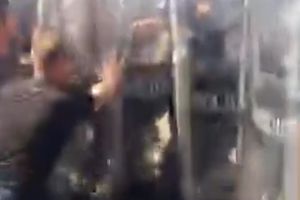 VIDEO EKSTREMISTI HTELI SPREČITI PROLAZ SRBIMA: Ovako se policija sukobila sa Albancima u Mušutištu