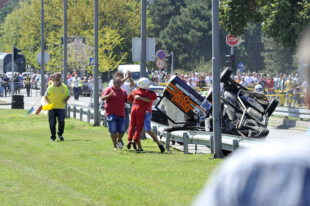 (FOTO) HAOS NA UŠĆU: Učesnik auto trke se prevrnuo na krov