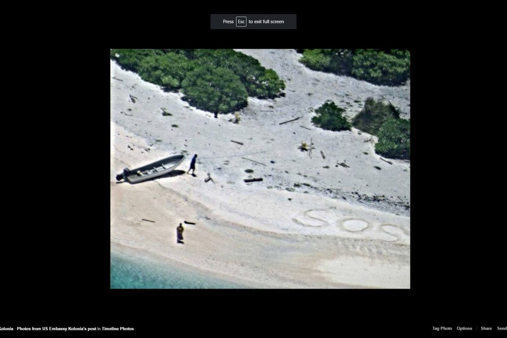 (FOTO) MODERNI ROBINZONI: Spasili ih sa pustog ostrva pošto su ispisali veliki znak SOS