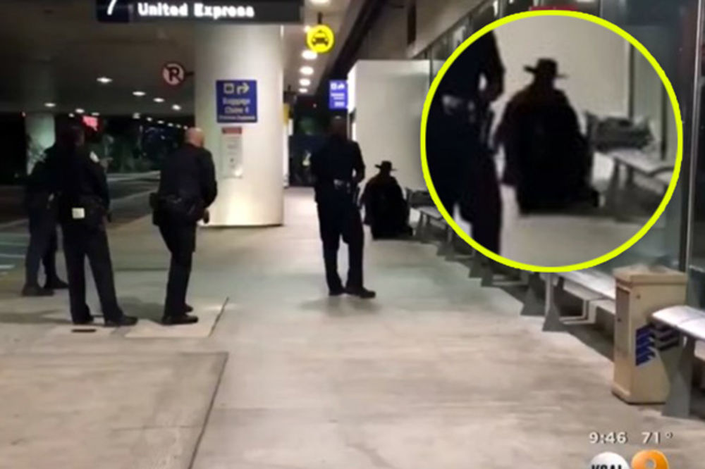 (VIDEO) AERODROM U LOS ANĐELESU OPET OTVOREN: Čovek obučen kao Zoro digao paniku, pucnjave nije bilo