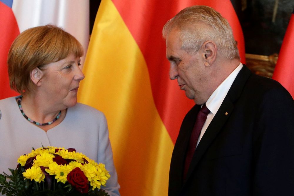 ZEMAN: Merkelova pozvala izbeglice kod sebe, a onda ih šalje da ručaju kod komšija