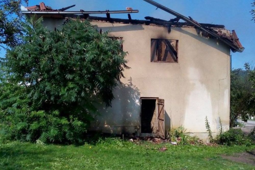 VELIKI POŽAR U CAZINU: Osmočlana porodica ostala bez krova nad glavom, cela kuća izgorela