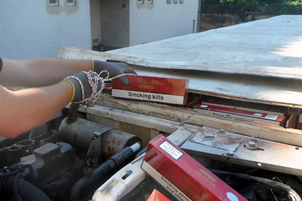 USPEH SRPSKIH CARINIKA: Pronašli 190.000 cigareta skrivenih u krovu prazne hladnjače