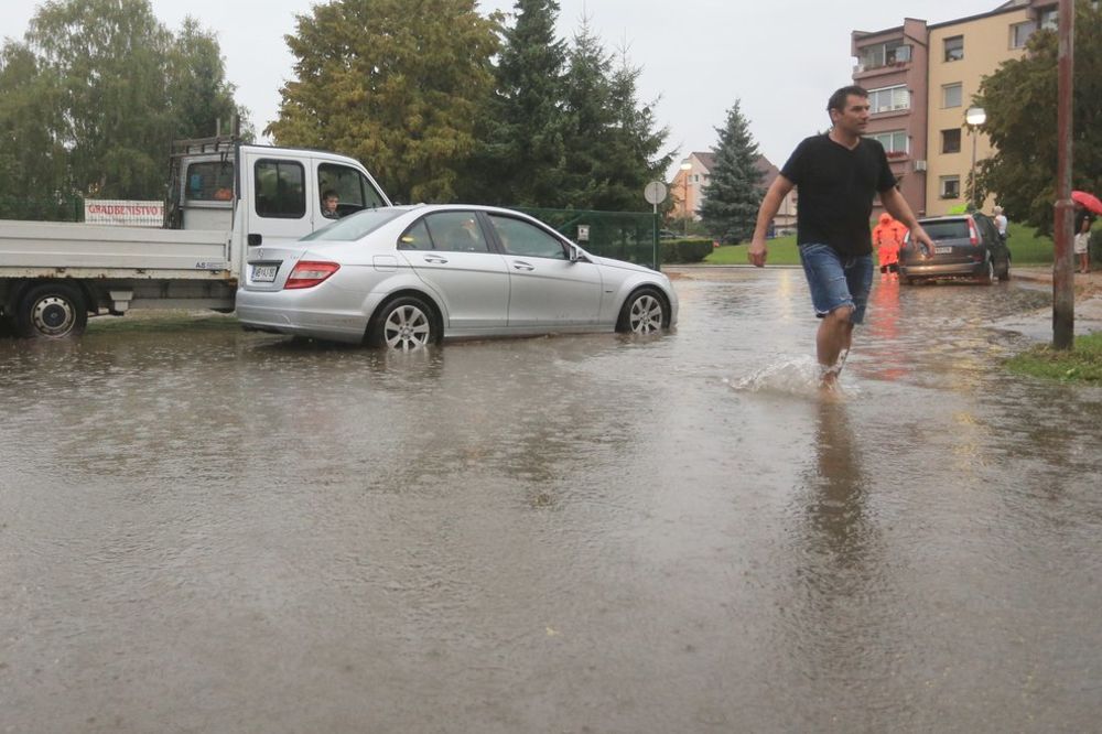 OLUJNO NEVREME U SLOVENIJI: Poplavljene ulice, odroni na putevima...