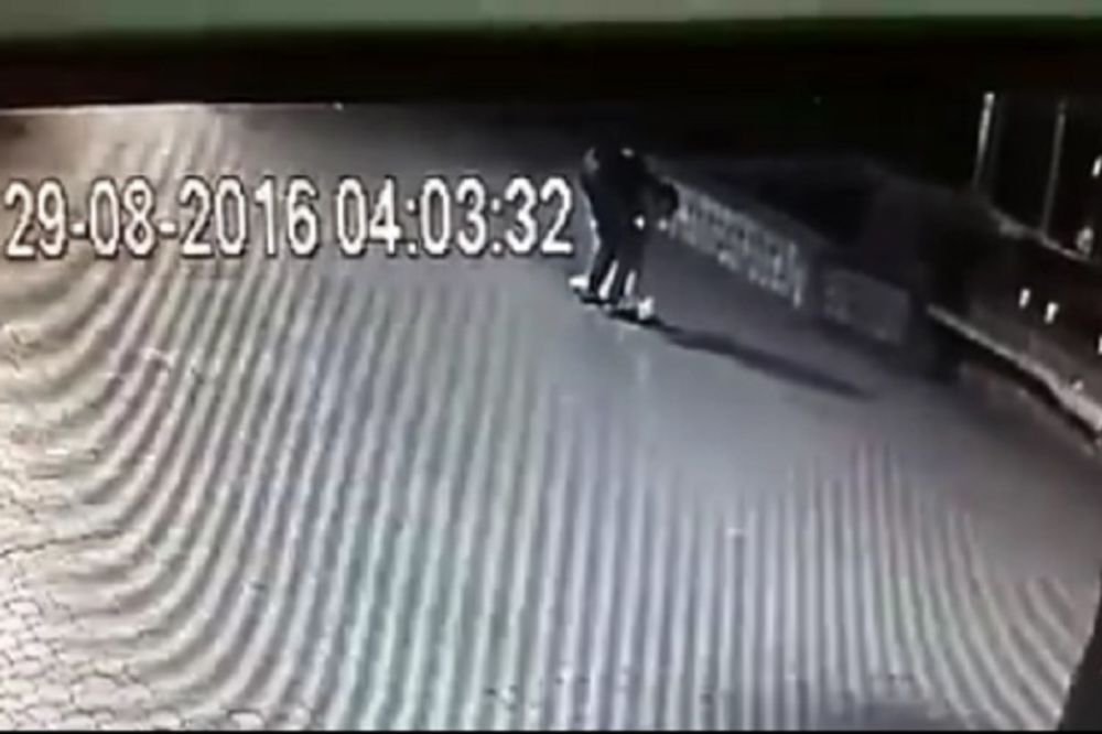 (VIDEO) SNIMILE GA KAMERE: Lopov uhvaćen u krađi šahta u centru Grocke