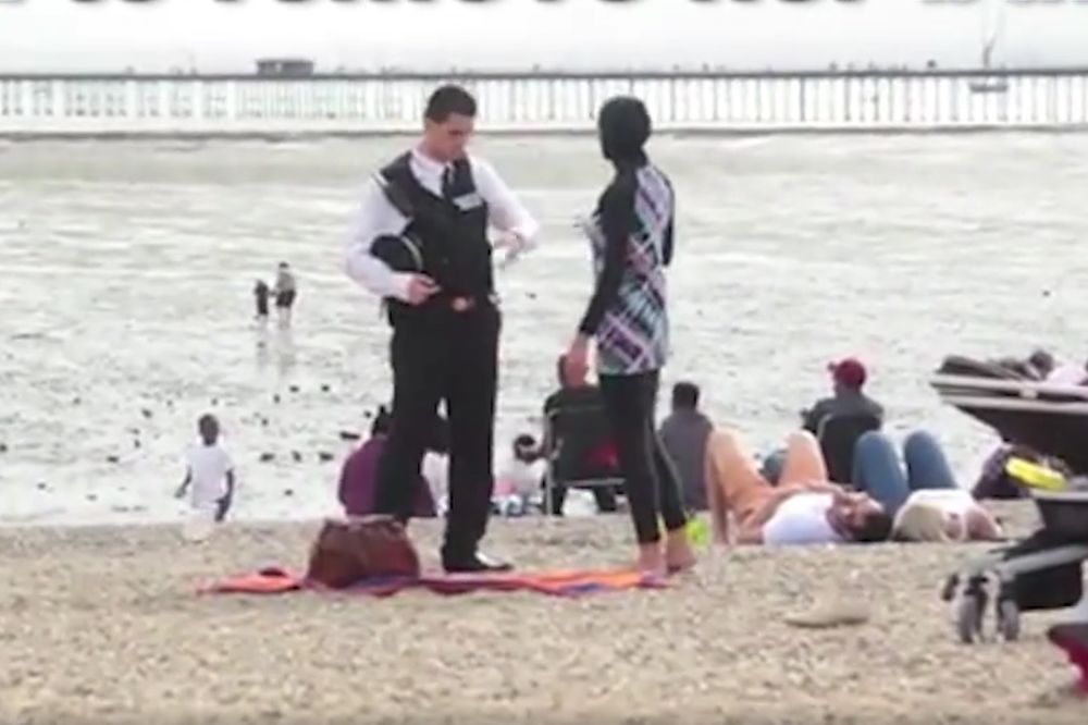 (VIDEO) NAPAD ZBOG BURKINIJA: Policajac joj je naredio da se skine na sred plaže, a onda...