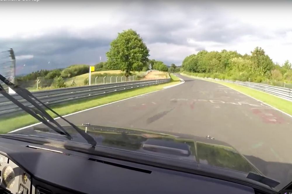 (VIDEO) YUGO POKORIO NIRBUNGRING: S nabudženim motorom na legendarnoj automobilskoj stazi!