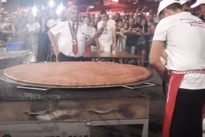 (VIDEO) SRBI OBORILI GINISOV REKORD: Ovako izgleda najveća pljeskavica na svetu od 63 kg!