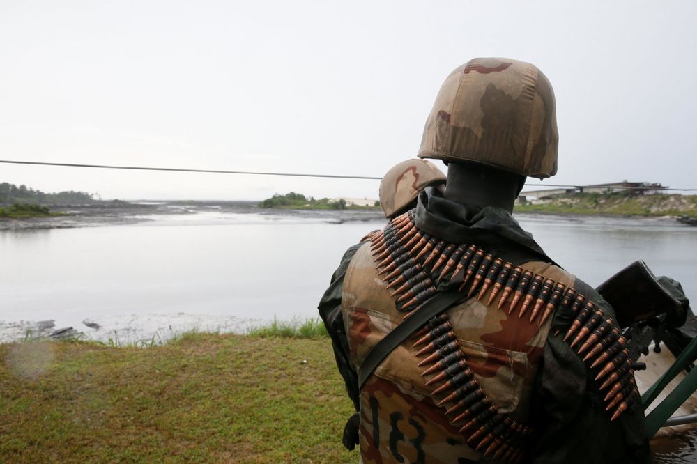 PODRŽAVAJU ZLOČINCE KOJE TREBA DA ISTREBE: Nigerijski vojnici prodaju oružje Boko Haramu