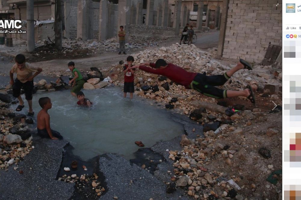 BRČKAJU SE OKRUŽENI SMRĆU: Deca u Alepu napravila bazen u krateru bombe