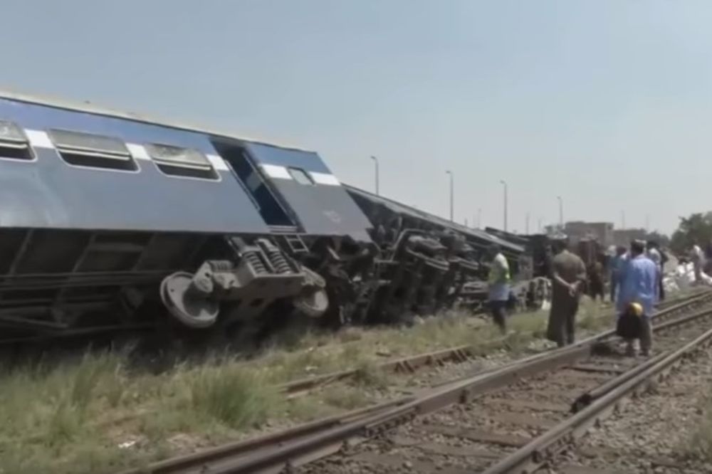 (VIDEO) UŽAS U EGIPTU: 22 ljudi umrlo u sudaru autobusa i kamiona, 5 u železničkoj nesreći