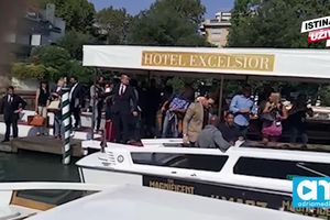 (VIDEO) SLAO POLJUPCE, ŽENE VRIŠTALE: Denzel Vošington stigao u Veneciju pa se provozao gliserom