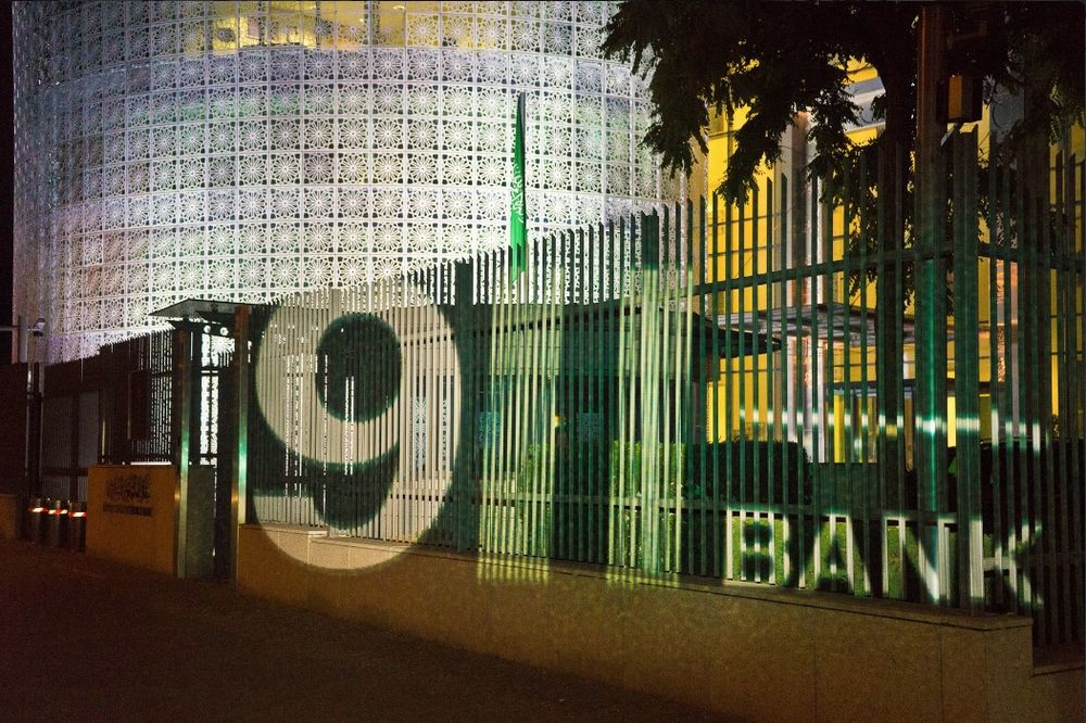 NEMAČKI UMETNICI OPET ŠOKIRAJU: Na Ambasadu Saudijske Arabije stavili natpis Banka 11. septembar