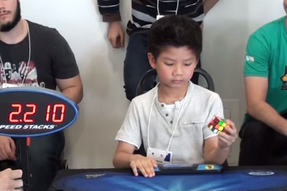 (VIDEO) ČUDO OD DETETA: Rešio Rubikovu kocku jednom rukom za vrtoglavih 27 sekundi!