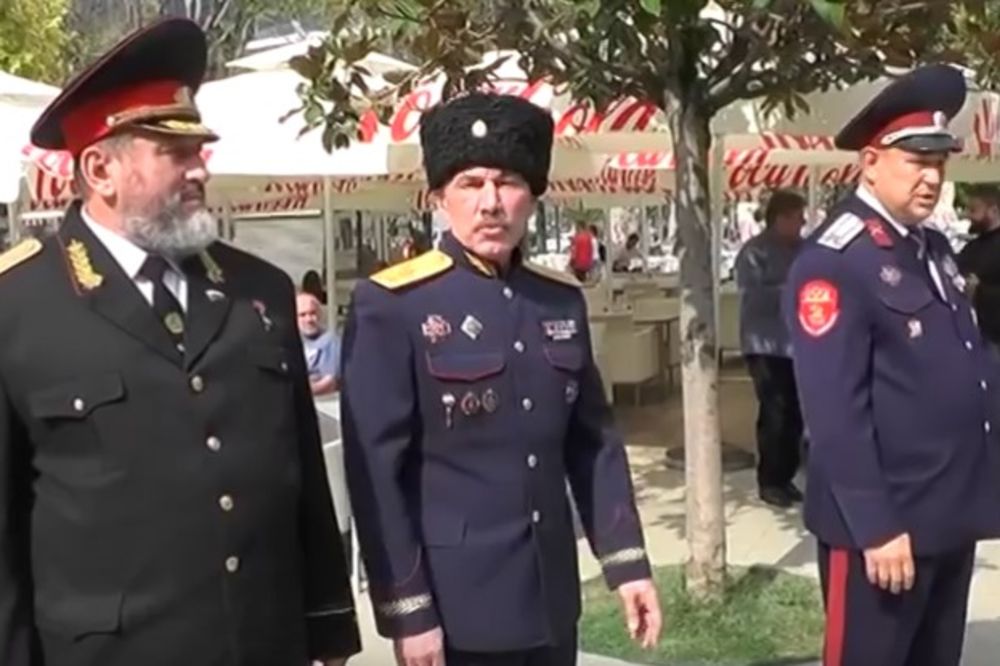 (VIDEO) FORMIRANA BALKANSKA KOZAČKA VOJSKA: 26 kozačkih delegata defilovalo Kotorom
