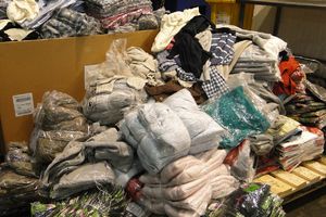 AKCIJA CARINIKA NA BEOGRADSKOM AERODROMU: Zaplenjeno 270 kilograma falsifikovane garderobe