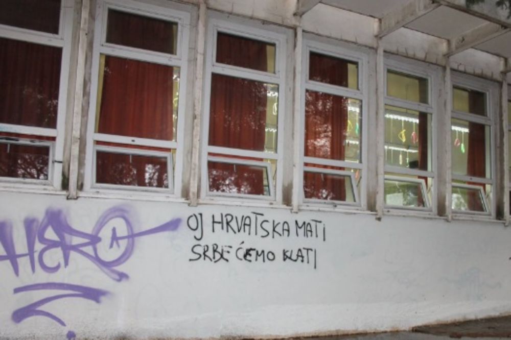 JEZIVE PORUKE IZ HRVATSKE: Grafit "Oj hrvatska mati, Srbe ćemo klati" osvanuo na školi u Šibeniku!