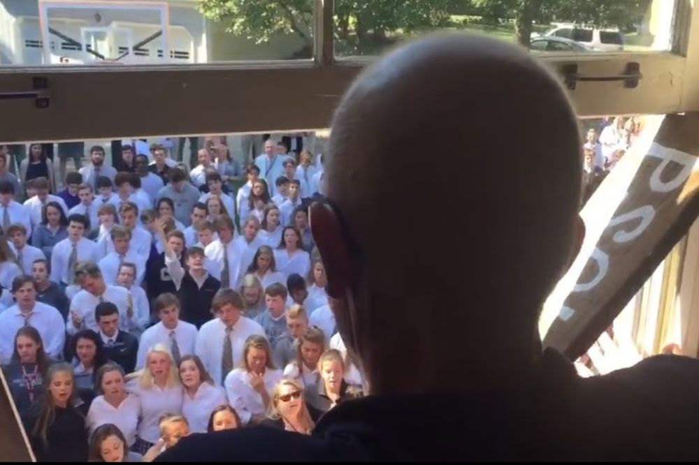 (VIDEO) HVALA TI ZA SVE: 400 đaka pobeglo iz škole, pa došlo profesoru pod prozor