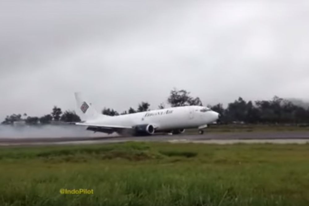 (VIDEO) DRAMATIČNO SLETANJE: Avion se zabio u pistu i ostao bez točkova, ali imali su sreće!