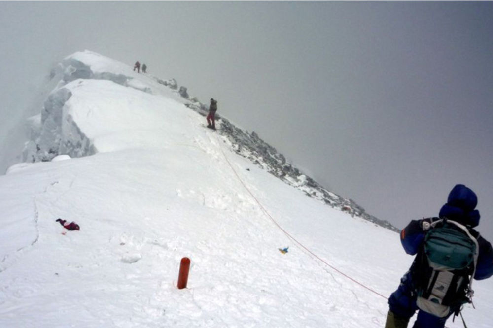 Preko 200 leševa leži na Mont Everestu, a evo kako ih koriste alpinisti (FOTO)