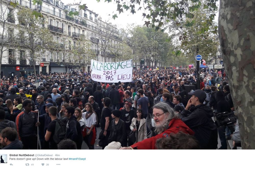(FOTO,VIDEO) SUZAVAC I VODENI TOPOVI U PARIZU: Radnici izašli da protestuju pa ih napala policija