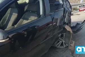 (VIDEO) ŠLEPER UDARIO GOLF I PREVRNUO SE: Dvoje povređeno u udesu kod mosta Zemun-Borča