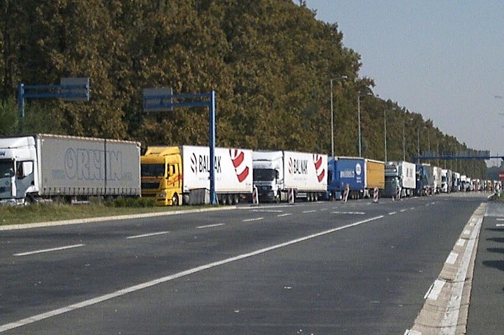 HAOS NA BATROVCIMA: Kamioni čekaju i po 13 sati, kilometarske kolone!