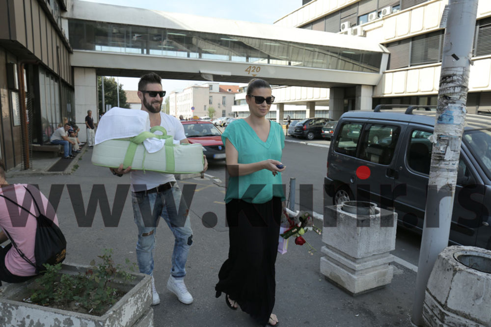 (FOTO) PRINCEZE STIGLE KUĆI: Milan Gromilić izveo ćerku i suprugu iz porodilišta!