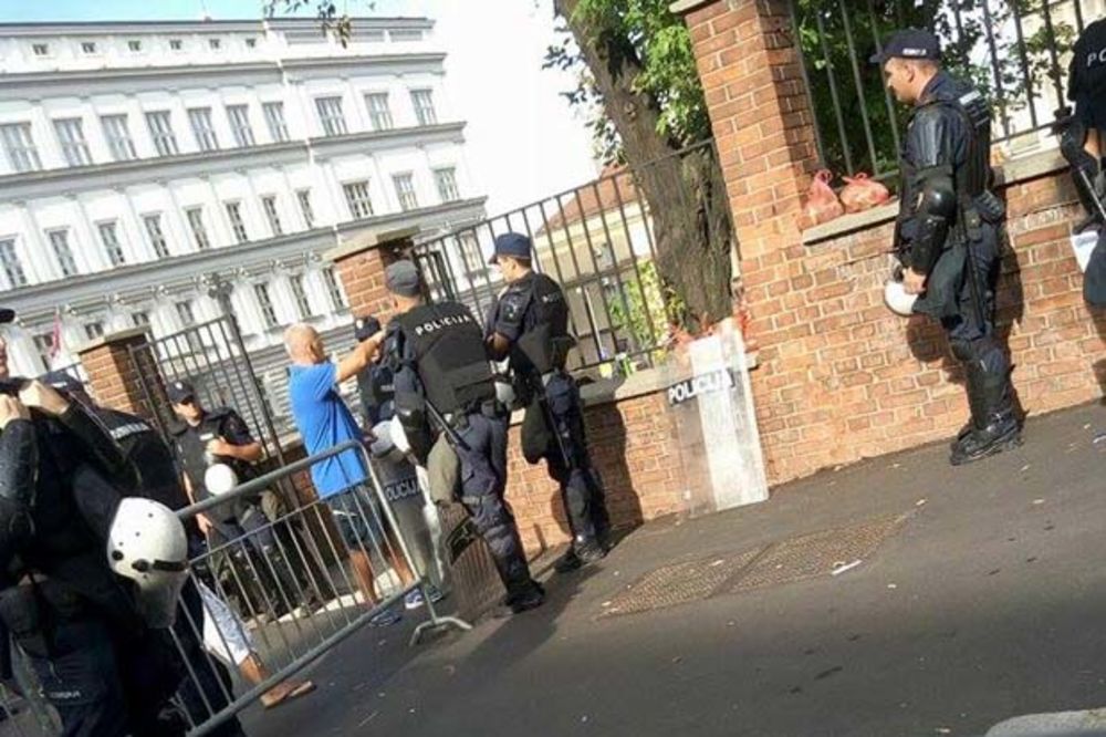 HAPŠENJE NA PRAJDU: Priveden muškarac u centru Beograda, obučen kao policijac