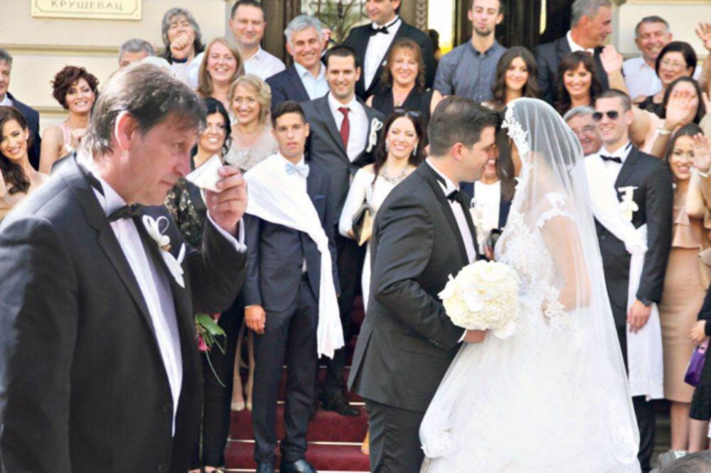 (FOTO) BATA UZ SUZE OŽENIO SINA: Evo ko je sve bio na kruševačkoj svadbi decenije!