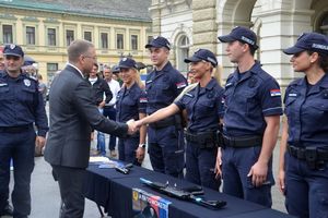 (FOTO) POLICAJAC U ZAJEDNICI: Stefanović obišao Policijsku upravu Novi Sad