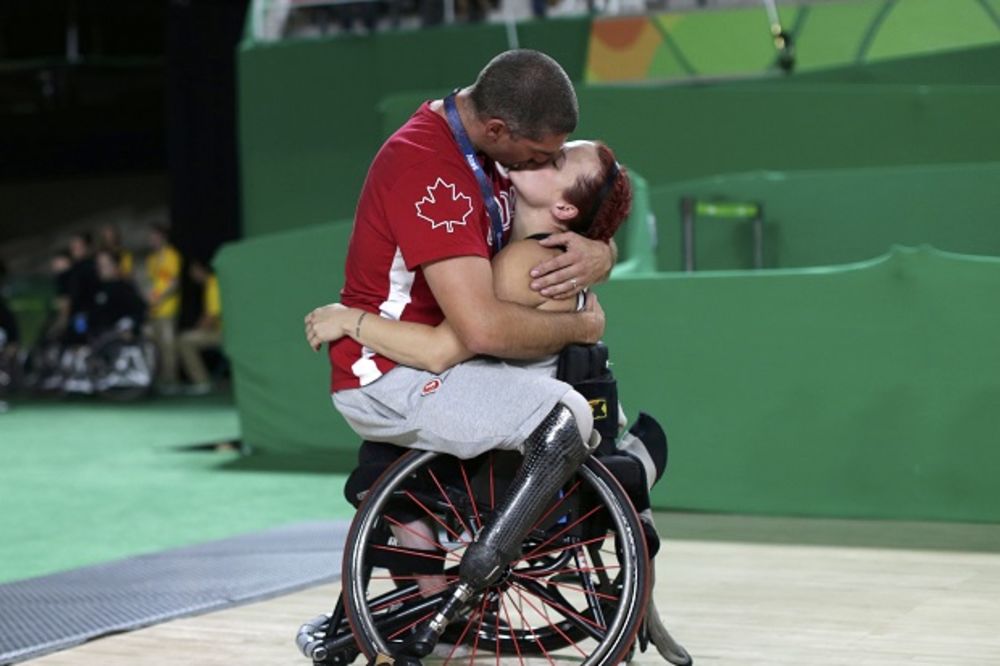 NIKOG NE OSTAVLJA RAVNODUŠNIM: Pogledajte sliku sa Paraolimpijskih igara koja vraća veru u ljubav