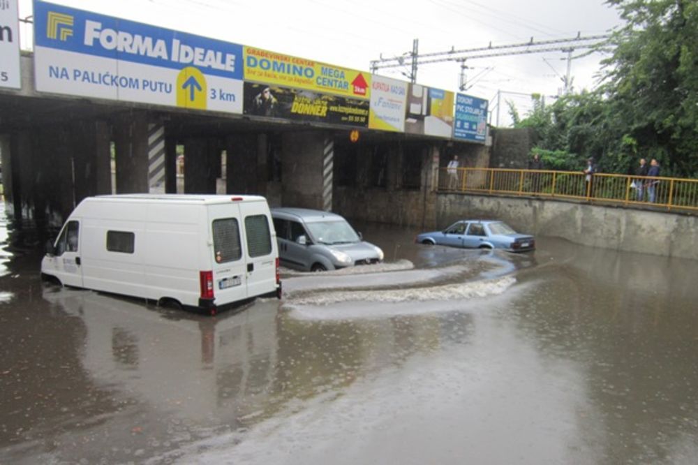 POTOP U SUBOTICI: Saobraćajni kolaps u gradu, vozila idu kroz vodu
