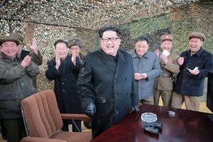 POČINJU RATNE IGRE? Radnici Severne Koreje u objektu za nuklearne probe igraju ODBOJKU
