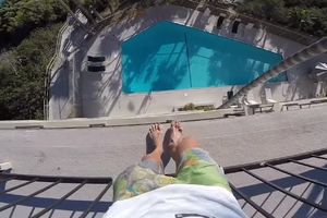 (VIDEO) LUDA HRABROST: Skočio sa vrha petospratnog hotela u bazen