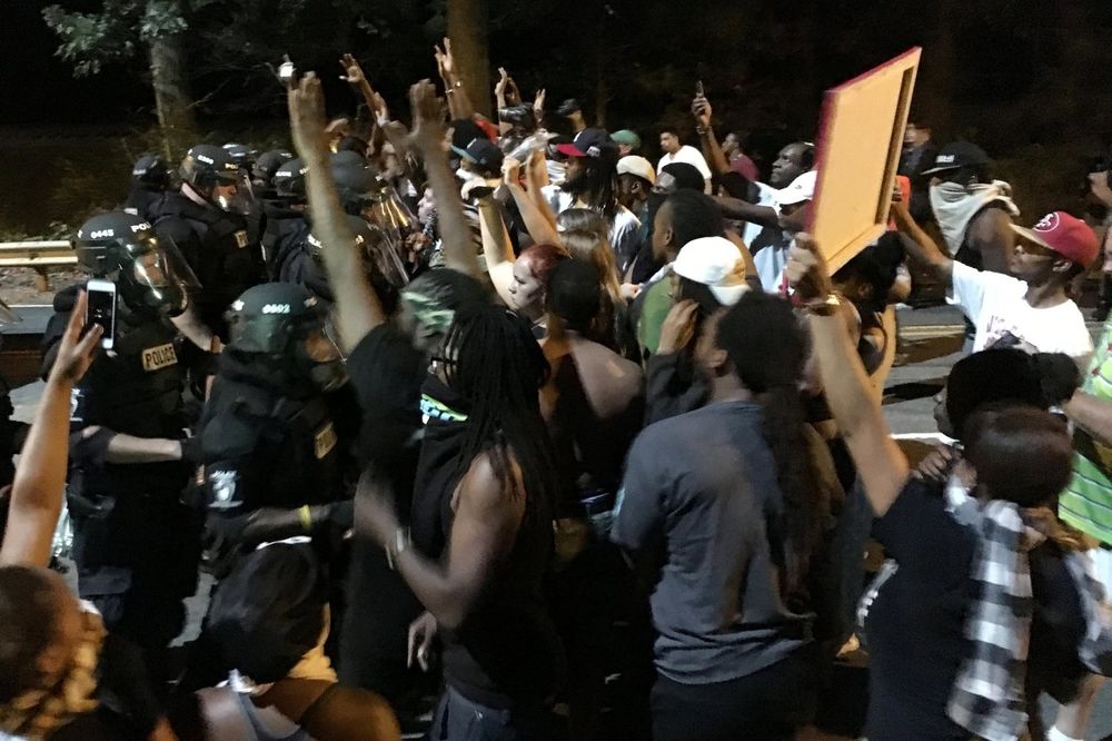 (VIDEO) SUZAVCEM RAZBIJALI DEMONSTRANTE: Protesti u Americi zbog brutalnosti policije