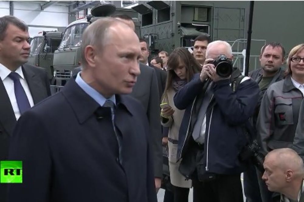 (VIDEO) ZAŠTO SI TAKO OZBILJAN? Putin došao u Kalašnjikov i našalio se s natmurenim radnikom