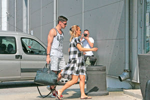 (FOTO) UDALA SE ZA DŽENTLMENA:  Raša nosi Gocine kofere, Leontina i Jelena se muče