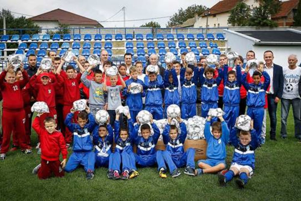 (VIDEO) OBEĆANJE ISPUNJENO: Surčin prvi, FSS širom srbije šalje pomoć u vidu opreme i lopti