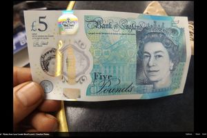 (FOTO) LAKA LOVA: Prodaju novu novčanicu od 5 funti za čak 40 puta veću svotu