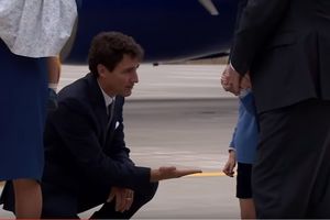 (VIDEO) ISPALIO GA: Mali princ Džordž nije hteo da se rukuje sa kanadskim premijerom
